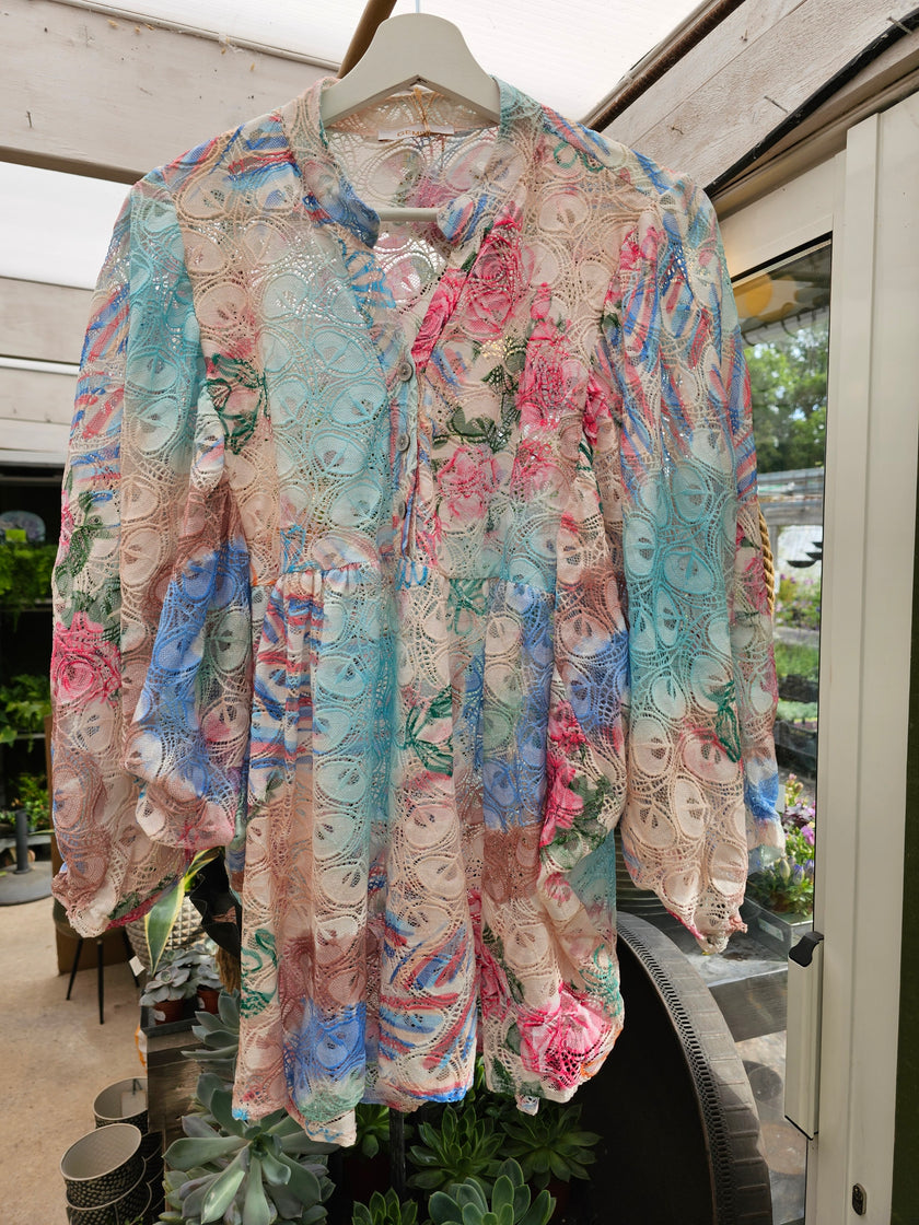 Blus i spets, med mönster i pastell