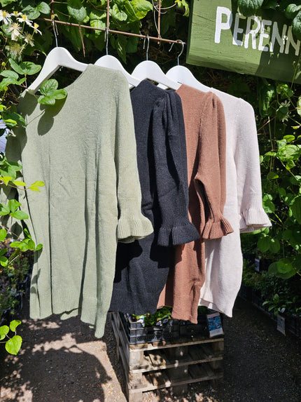 Tröja stickad med volang-ärm