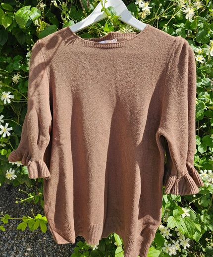 Tröja stickad, romantisk med volang-ärm