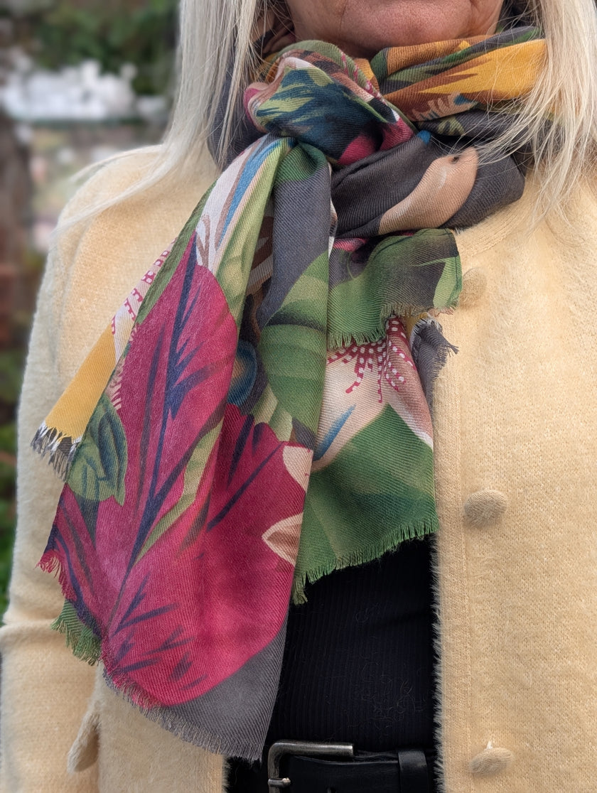 Storblommig scarf i härliga färger, 7east