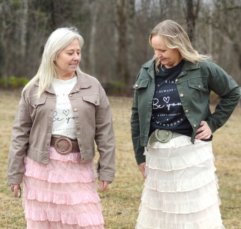 Tunn jacka med sol i ryggen