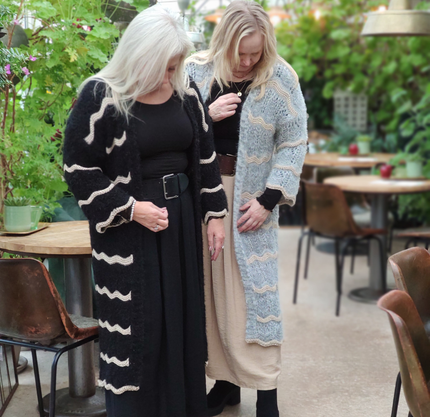 Stickad långkofta med guldvågor