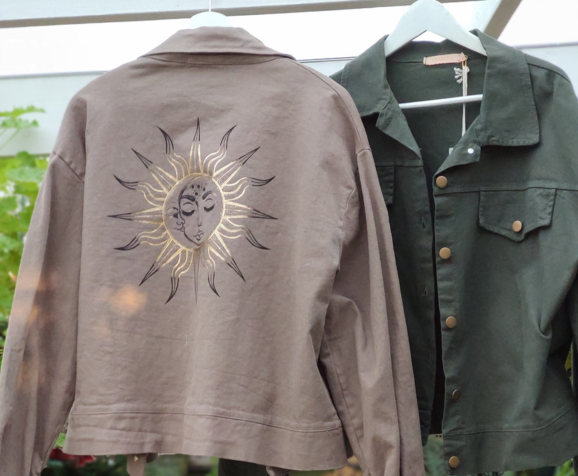 Tunn jacka med sol i ryggen