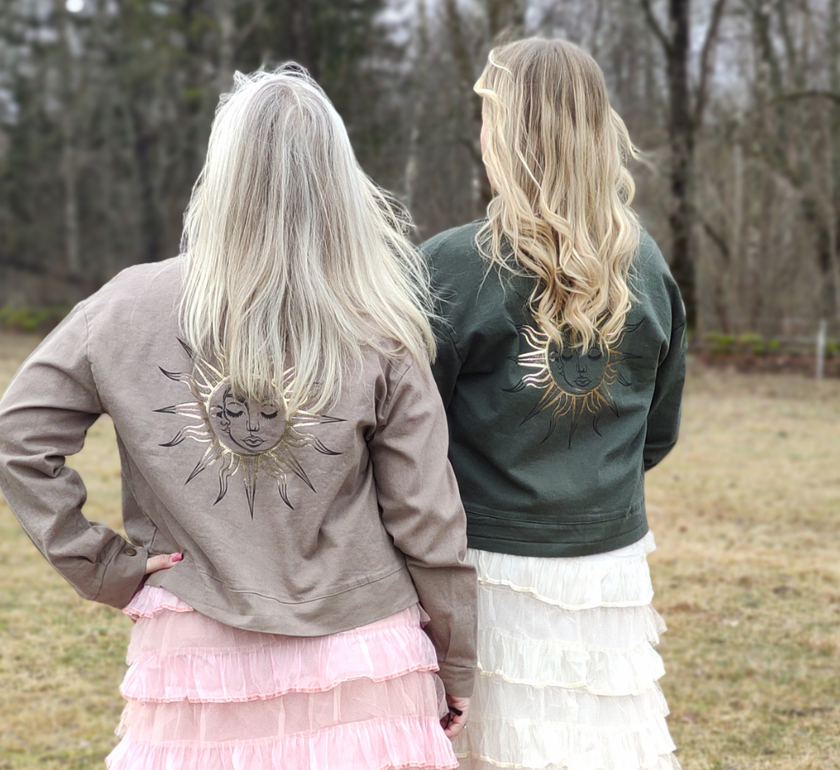 Tunn jacka med sol i ryggen