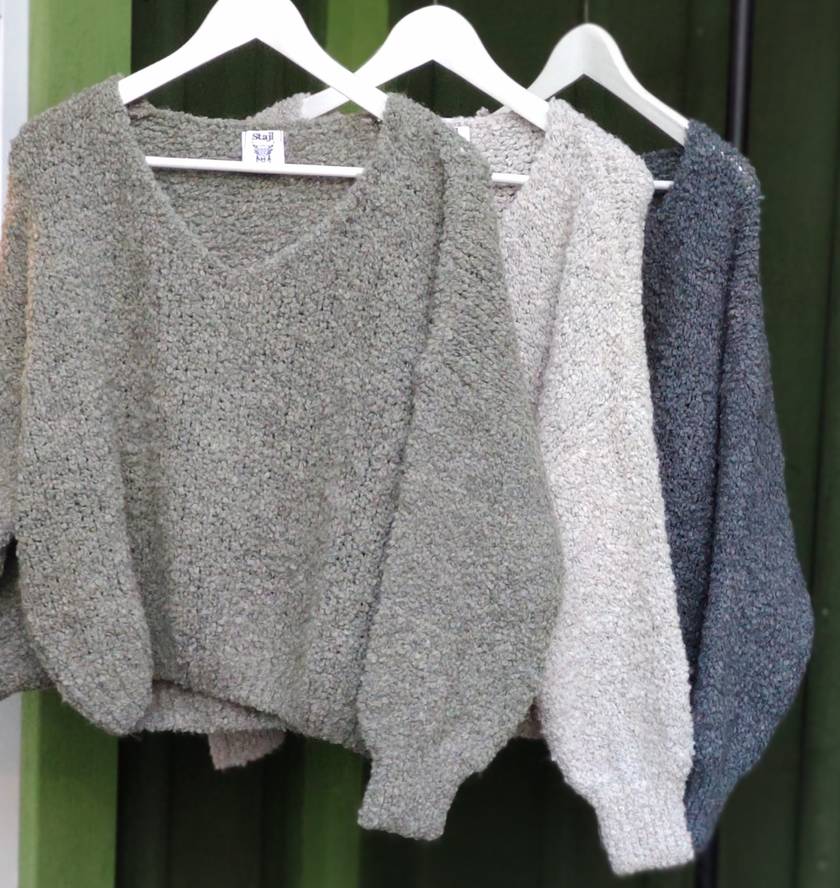 Stickad tröja med muddärm