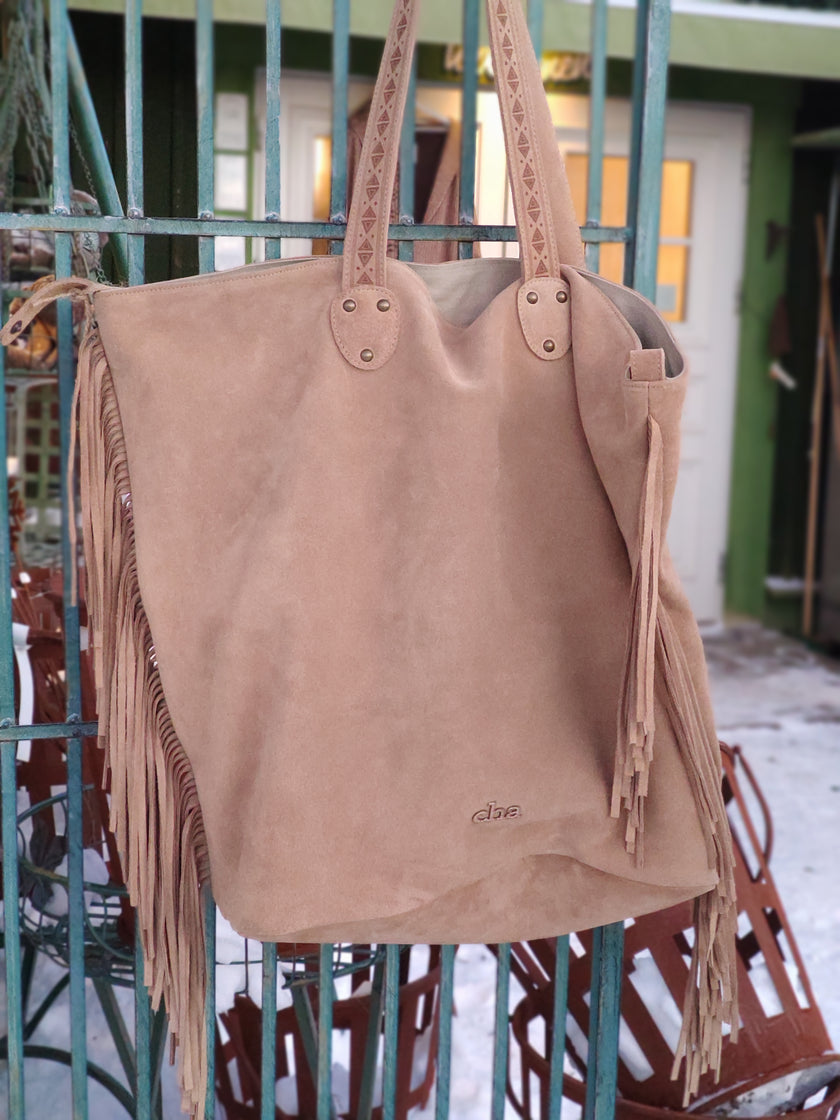 Väska med fransar, Cha