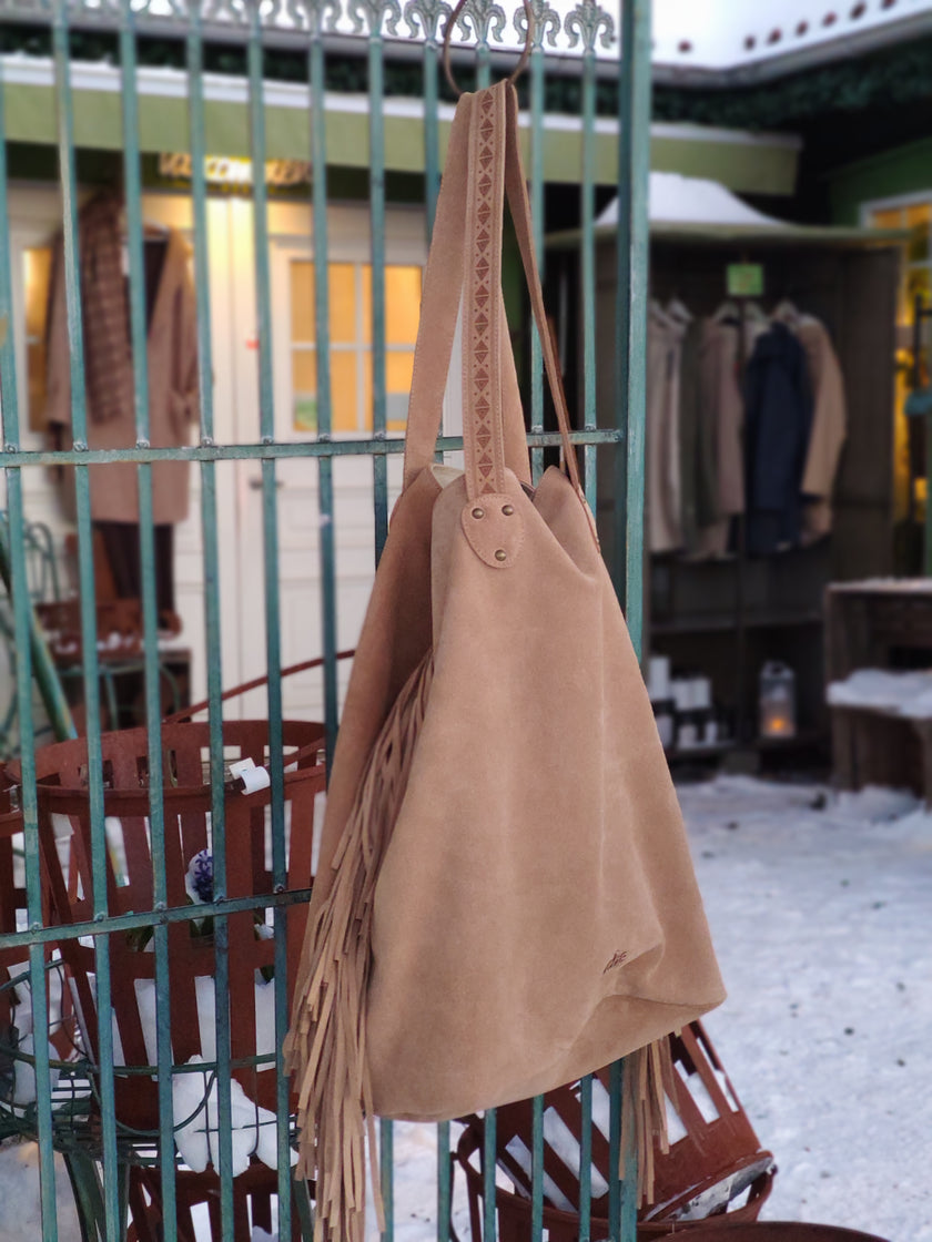 Väska med fransar, Cha