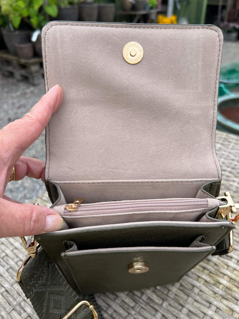 Väska, läderlook, med mönstrat band ulrika