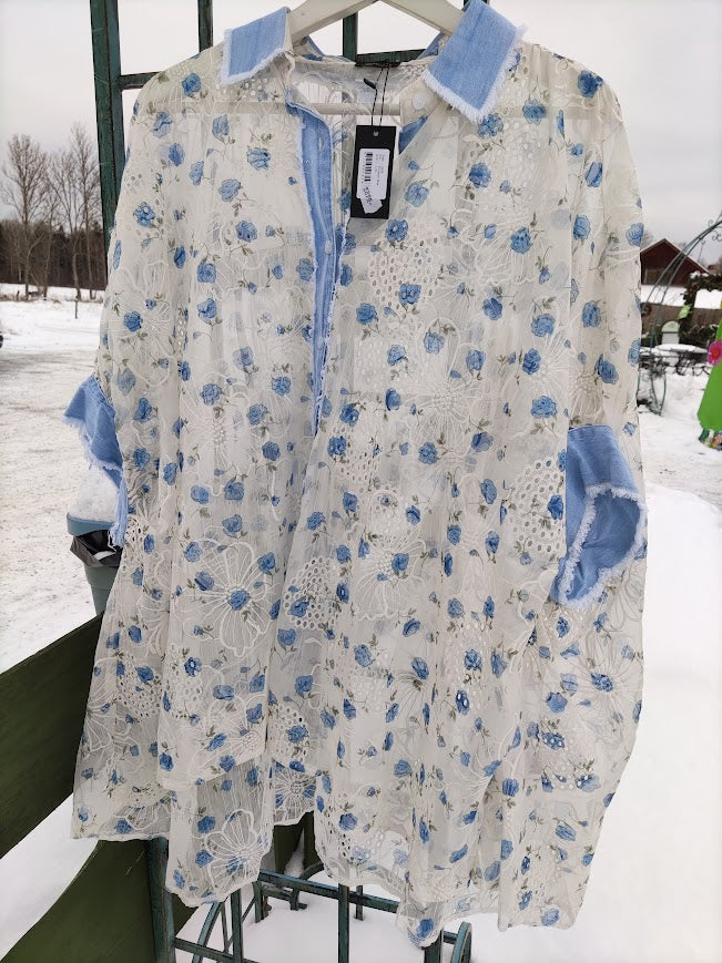 Skjorta vit oversize med blommor, Qnuz