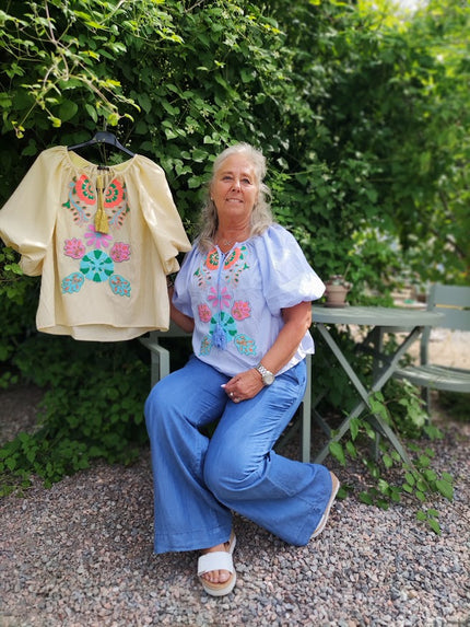 Blus, ballongärm, broderier fram, Qnuz