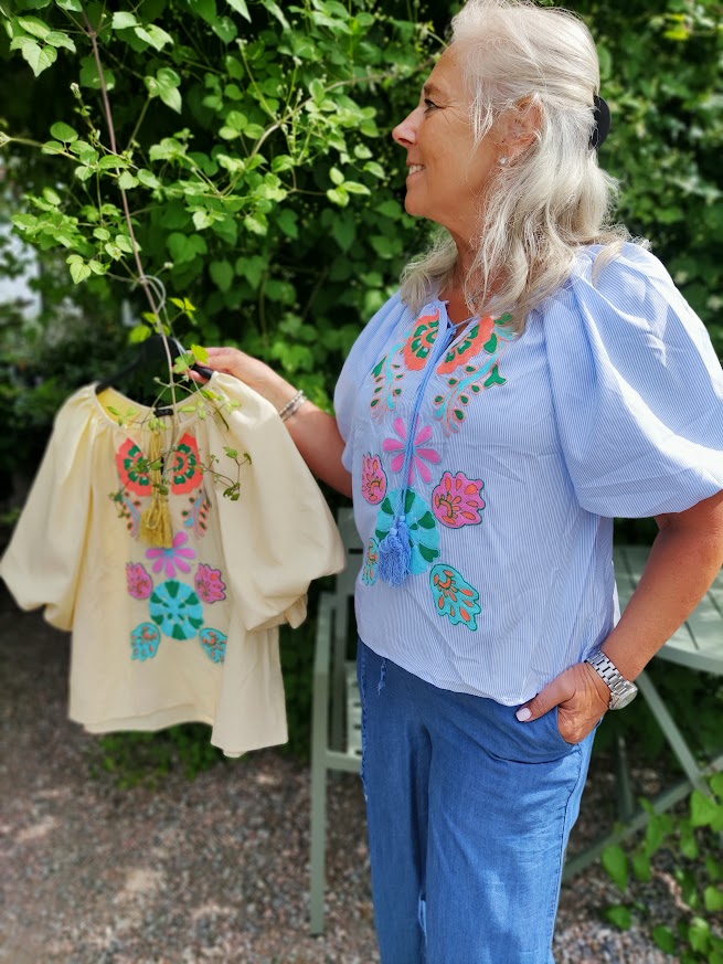 Blus, ballongärm, broderier, Qnuz