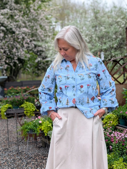 Blus med blombroderi, Ackleja