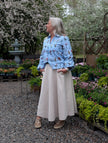 Blus med blombroderi, Ackleja