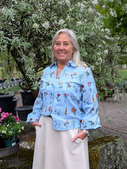 Blus med blombroderi, Ackleja