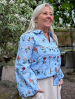 Blus med blombroderi, Ackleja