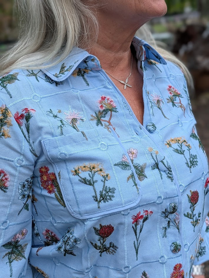Blus med blombroderi, Ackleja