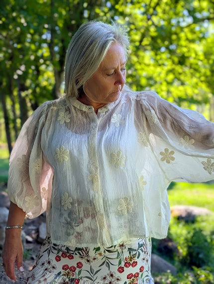 Blus, romantisk med broderade blommor, Lecoco