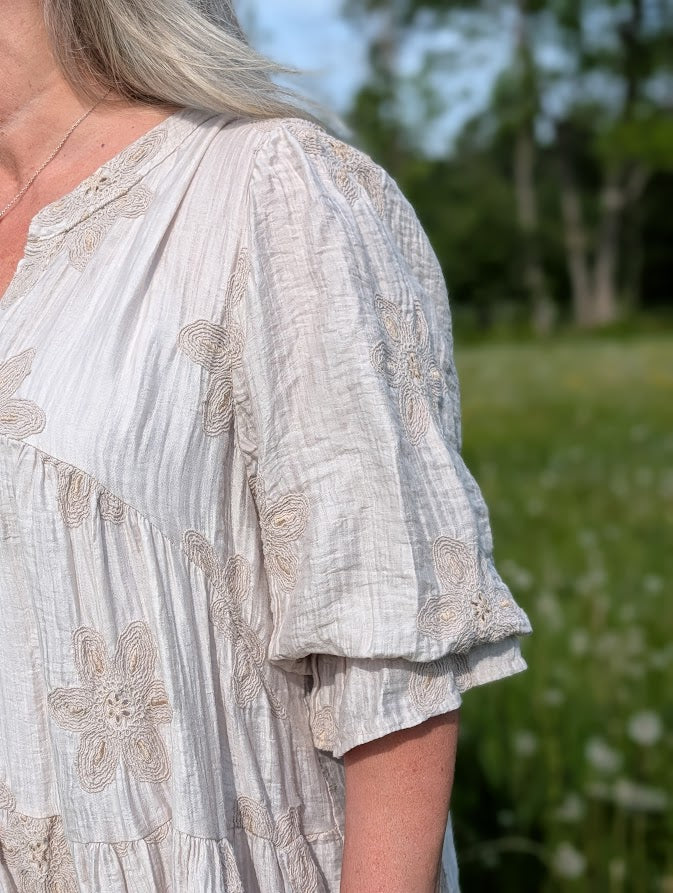 Klänning, broderade blommor, Qnuz