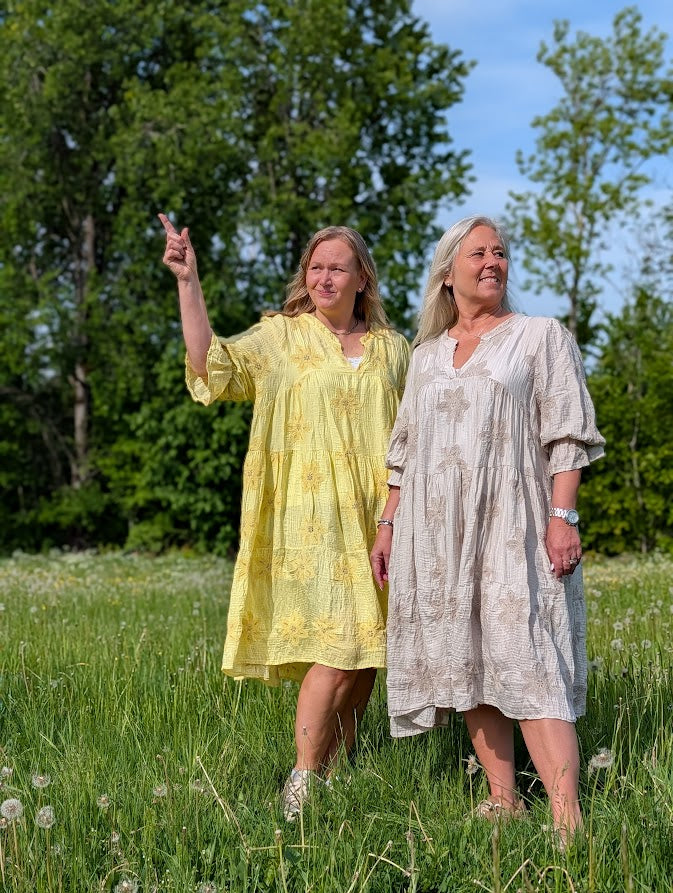 Klänning, broderade blommor, Qnuz