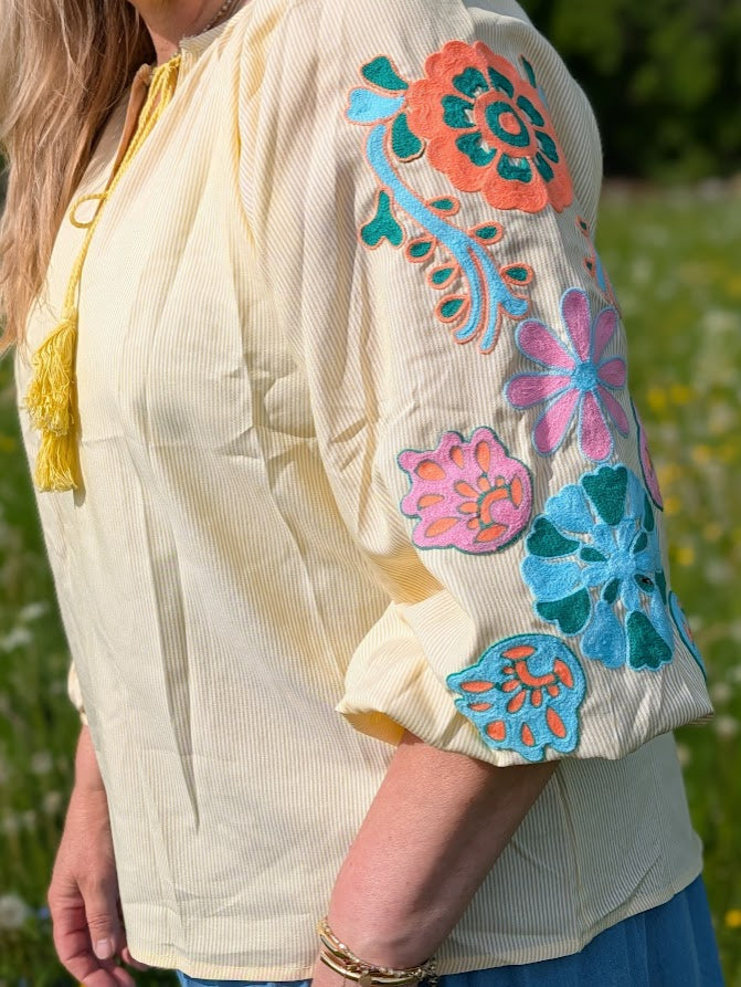 Blus, broderade ärmar, Qnuz