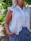 Blus med broderade blommor, Qnuz