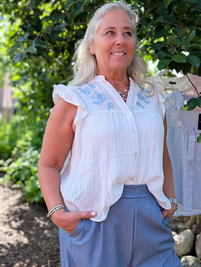 Blus med broderade blommor, Qnuz