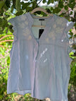 Blus med broderade blommor, Qnuz