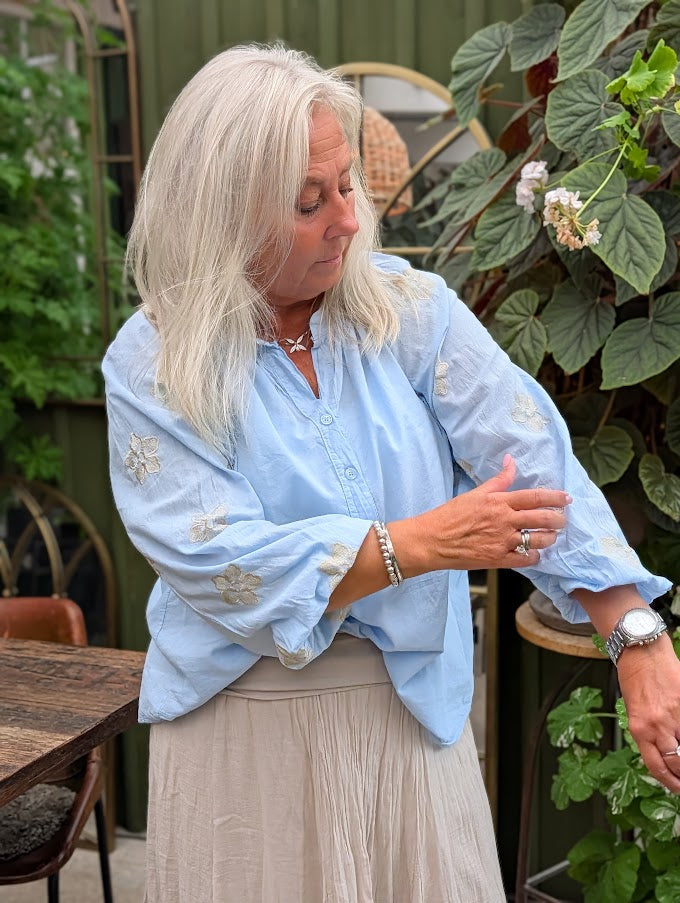 Blus, broderade blommor, Minou Minou