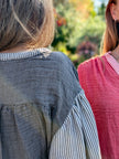 Blus med kontrastärmar, Not Sisters