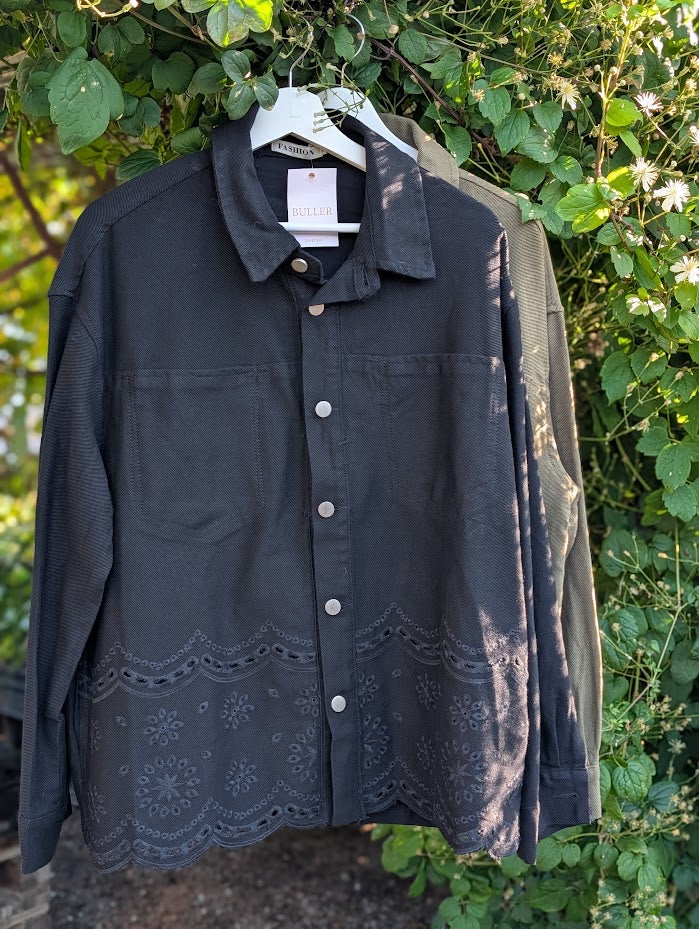 Skjortjacka med vackra broderier, Buller