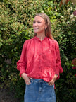 Blus med romantiska detaljer, Not Sisters