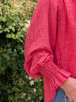 Blus med romantiska detaljer, Not Sisters