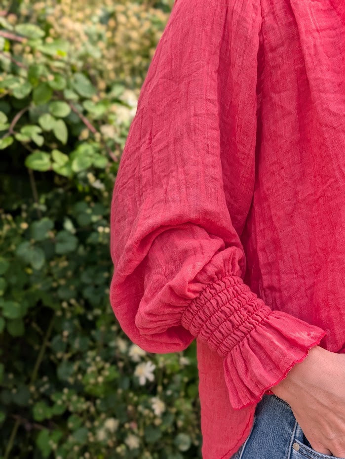 Blus med romantiska detaljer, Not Sisters