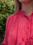 Blus med romantiska detaljer, Not Sisters