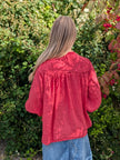 Blus med romantiska detaljer, Not Sisters