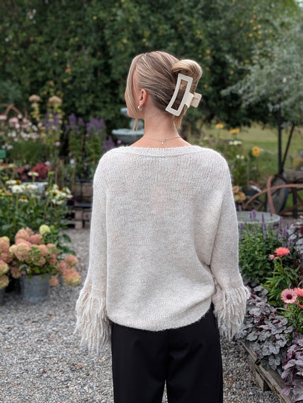 Stickad tröja med fransärmar