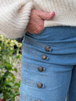Jeans med dekorativa knappar, Tim&Simonsen