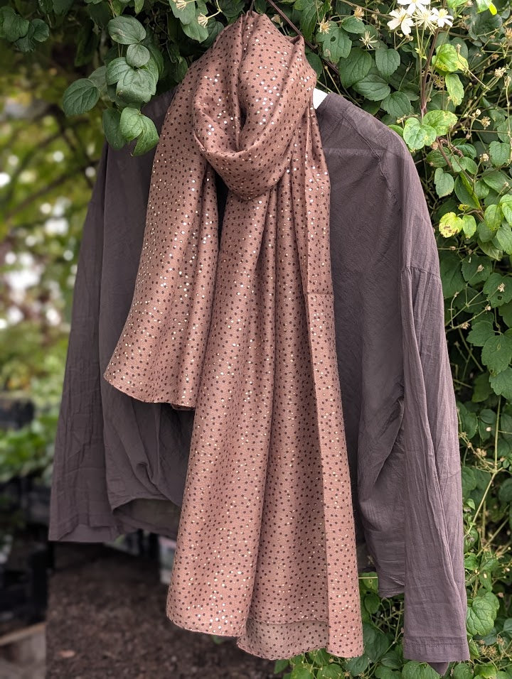 Scarf med skimrande prickar, Qnuz