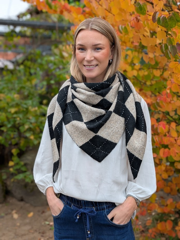 Stickad scarf med rutmönster
