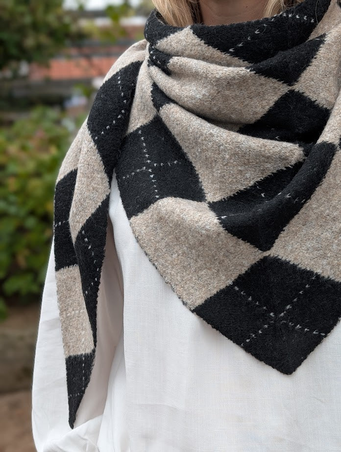 Stickad scarf med rutmönster
