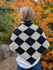 Stickad scarf med rutmönster