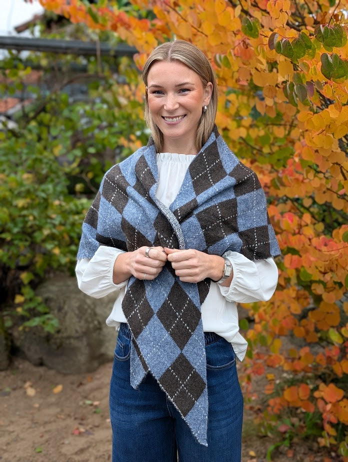 Stickad scarf med rutmönster