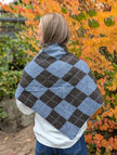 Stickad scarf med rutmönster