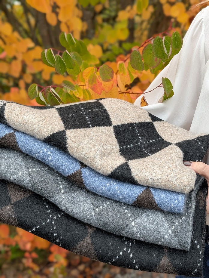 Stickad scarf med rutmönster