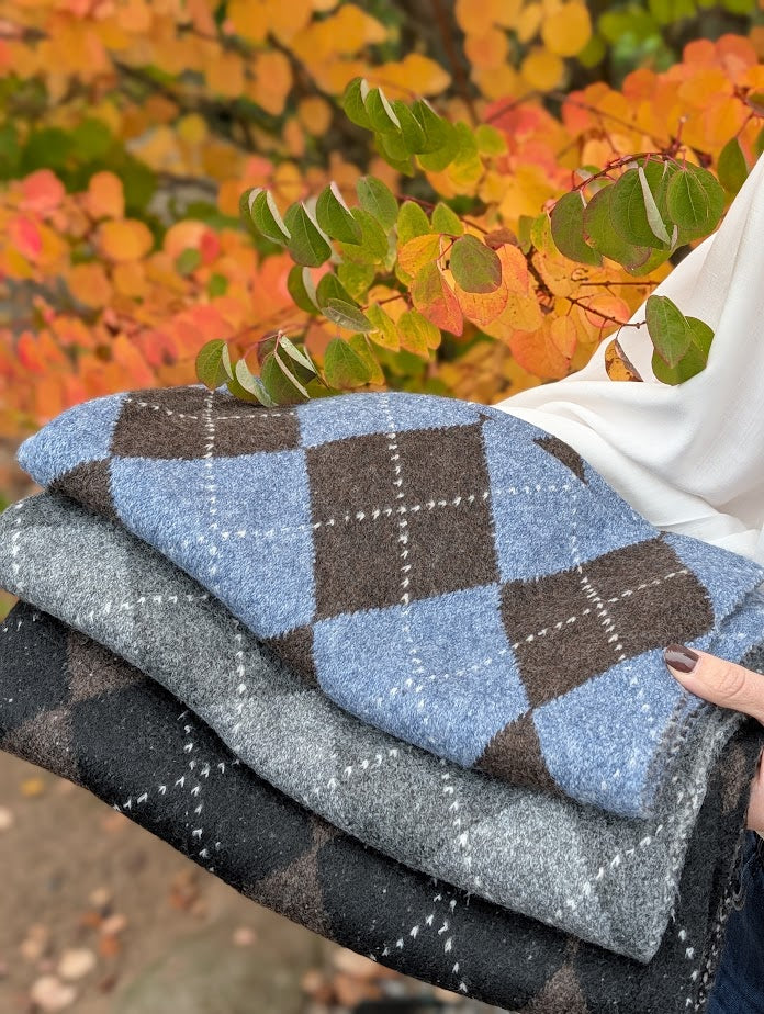 Stickad scarf med rutmönster