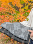 Stickad scarf med rutmönster