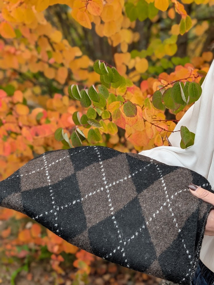 Stickad scarf med rutmönster