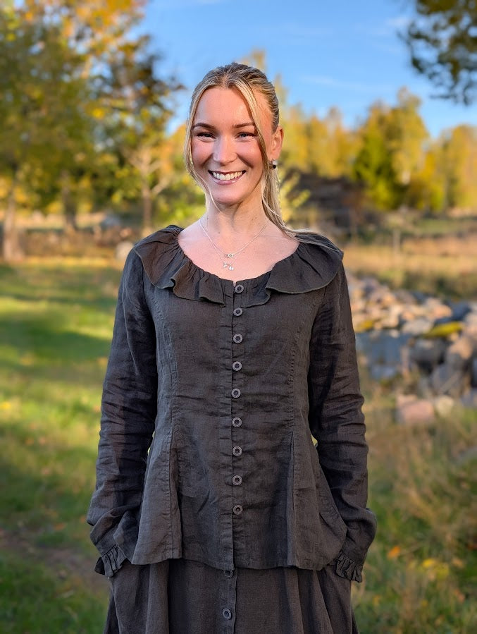 Linneblus med volangdetaljer, 'Jass', Olars Ulla