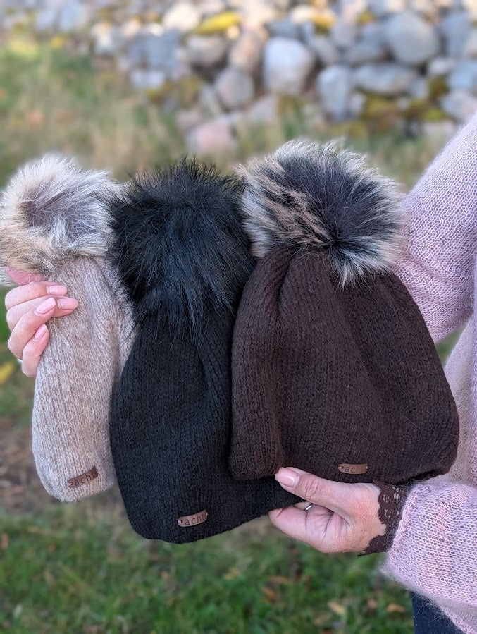 Stickad mössa med avtagbar tofs, Achti