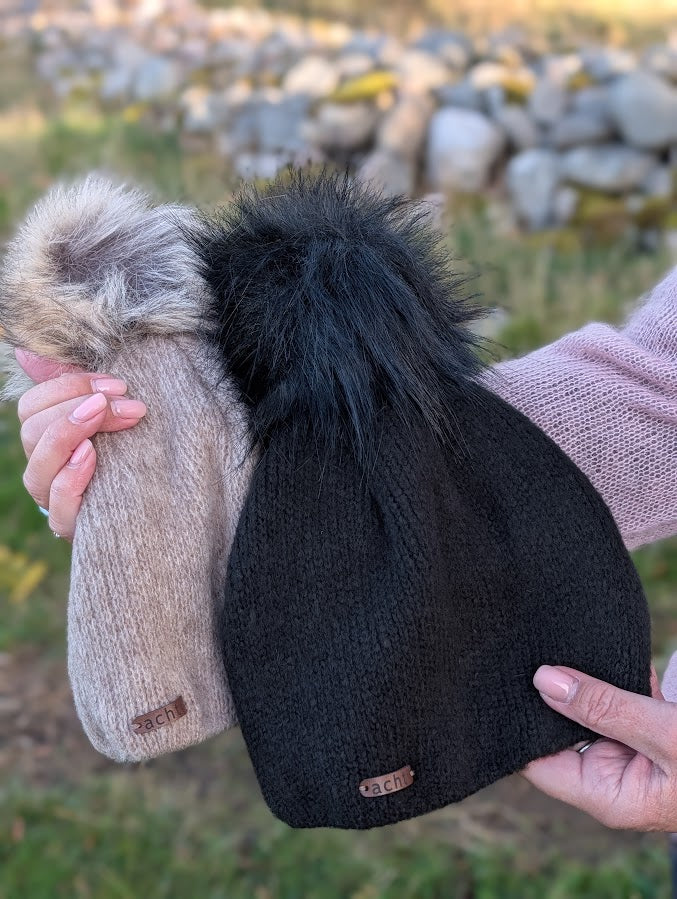 Stickad mössa med avtagbar tofs, Achti